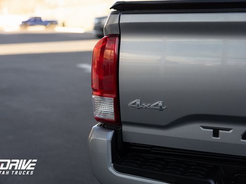 Used 2016 Toyota Tacoma SR5 w/ Towing Package image 12