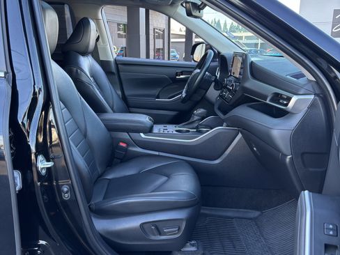 Used 2023 Toyota Highlander XLE image 9