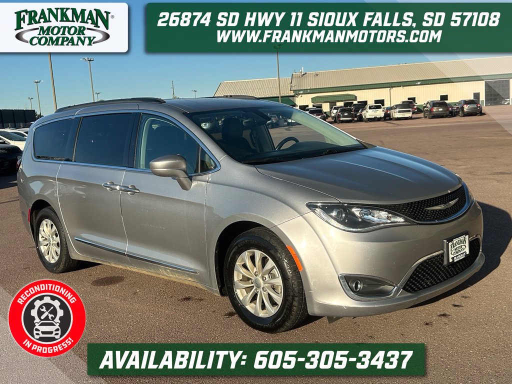 Used 2017 Chrysler Pacifica Touring-L FWD image 1