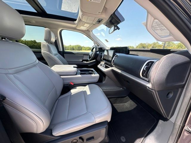 Used 2025 Ford Expedition Active AWD/4WD image 19