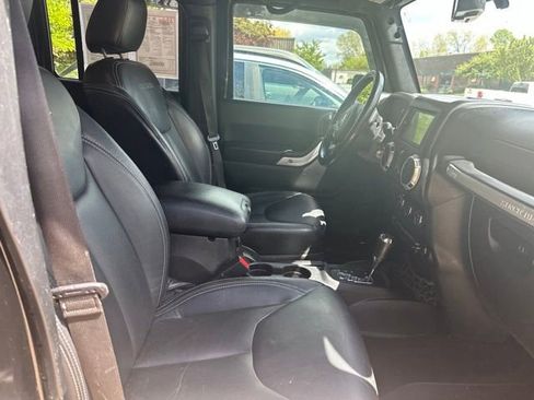 Used 2017 Jeep Wrangler Unlimited Sahara w/ Connectivity Group AWD/4WD image 22
