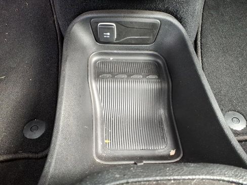 Used 2025 Chrysler Pacifica Select image 13