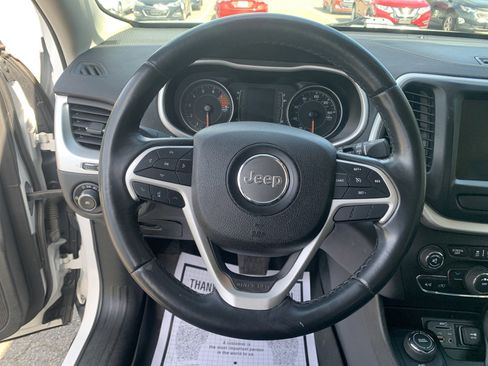 Used 2018 Jeep Cherokee Latitude Plus AWD/4WD image 12