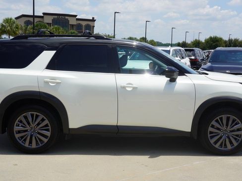Used 2024 Nissan Pathfinder SL w/ SL Premium Package FWD image 5