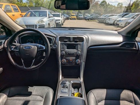 Used 2018 Ford Fusion SE AWD/4WD image 2
