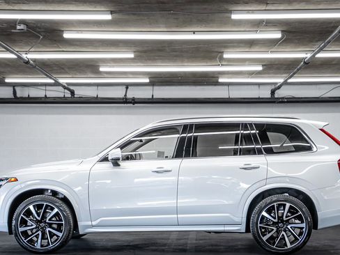 Used 2022 Volvo XC90 T6 Momentum w/ Advanced Package image 2