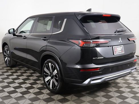 New 2025 Mitsubishi Outlander SE image 11