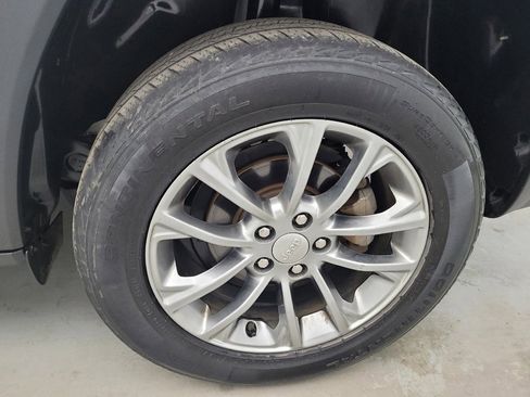 Used 2019 Jeep Cherokee Latitude Plus w/ Comfort/Convenience Group FWD image 31
