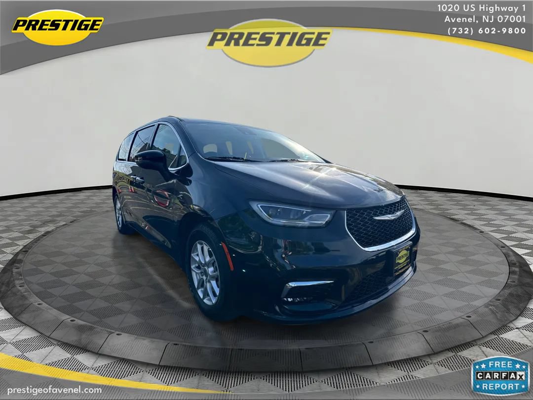 Used 2023 Chrysler Pacifica Touring-L FWD image 3