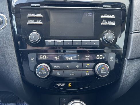 Used 2017 Nissan Rogue SV AWD/4WD image 31