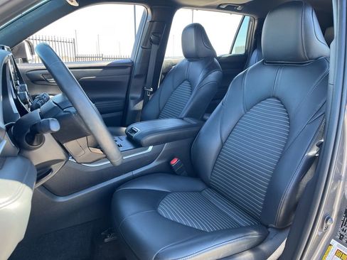 Used 2024 Toyota Highlander XSE image 25