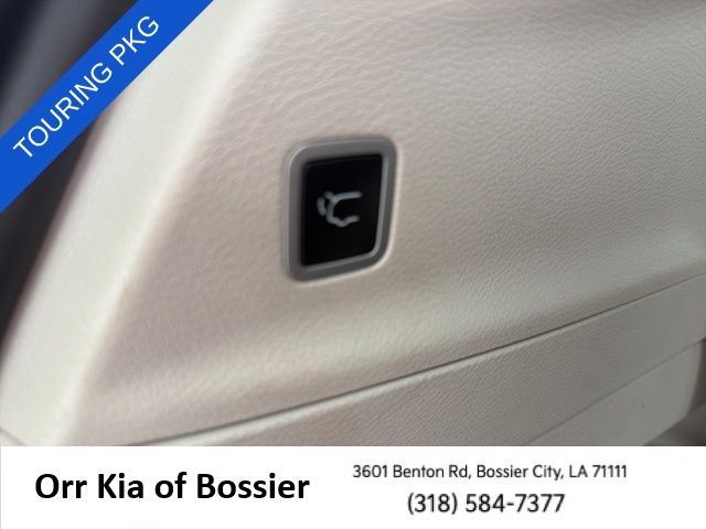 Used 2024 Chrysler Pacifica Touring-L FWD image 16