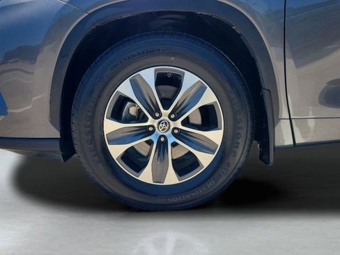 Used 2022 Toyota Highlander XLE AWD/4WD image 10