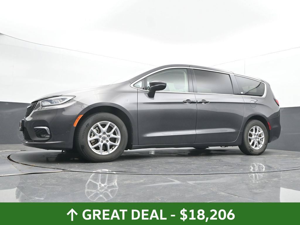 Used 2023 Chrysler Pacifica Touring-L FWD image 46