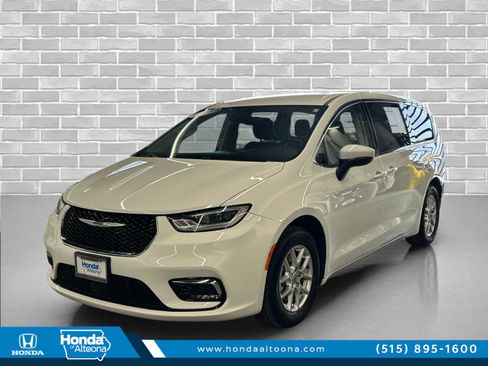 Used 2023 Chrysler Pacifica Touring-L image 1