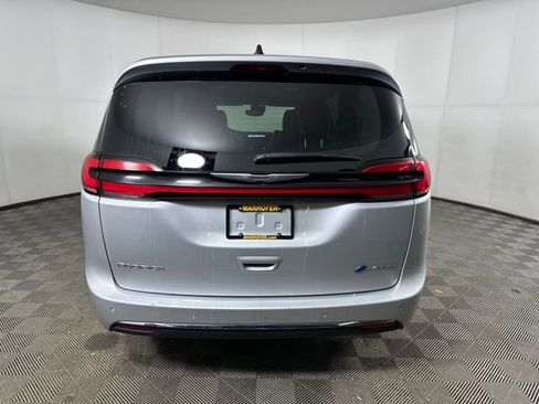 Used 2024 Chrysler Pacifica Select image 4