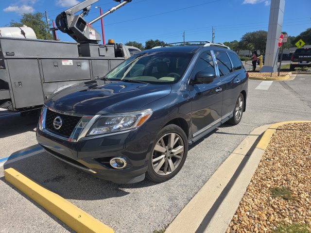 Used 2015 Nissan Pathfinder Platinum FWD image 2