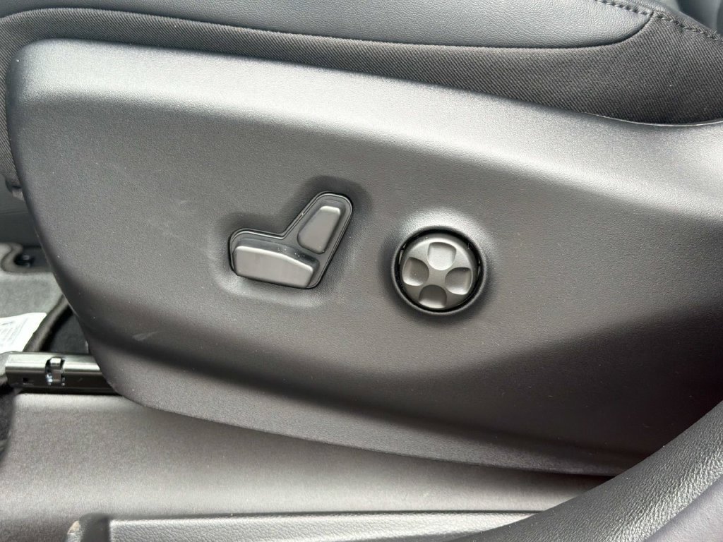 New 2027 Chrysler Pacifica Select AWD/4WD image 16
