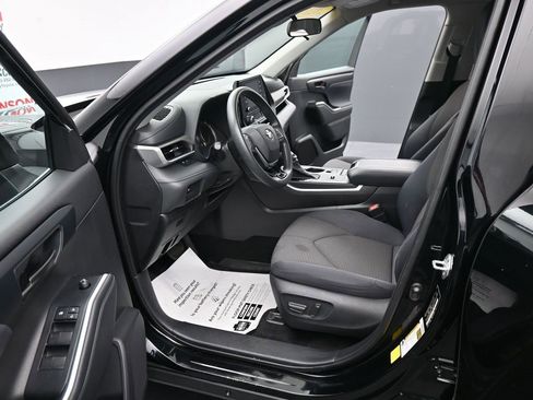 Used 2021 Toyota Highlander L image 18