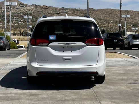 Used 2020 Chrysler Pacifica Touring-L FWD image 6