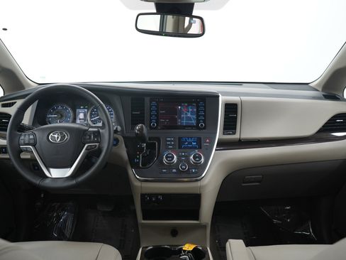 Used 2018 Toyota Sienna XLE w/ XLE Navigation Package FWD image 17