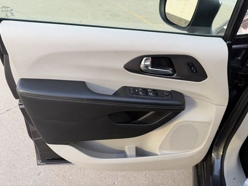 Used 2023 Chrysler Pacifica Touring-L image 9