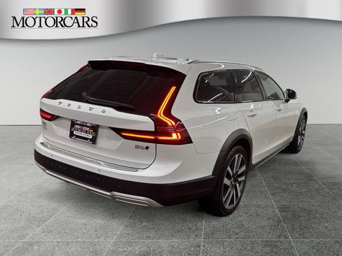 Used 2022 Volvo V90 B6 Cross Country w/ Advanced Package AWD/4WD image 3