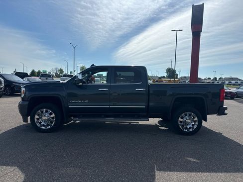 Used 2018 GMC Sierra 2500 Denali w/ Duramax Plus Package AWD/4WD image 2