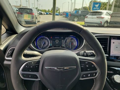 Used 2025 Chrysler Pacifica Select FWD image 30