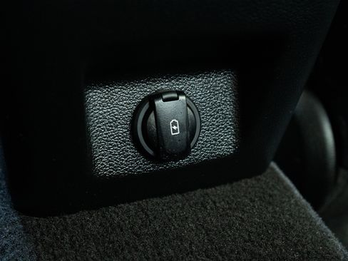 Used 2021 Genesis G70 2.0T image 40