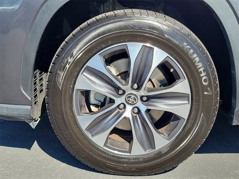 Used 2024 Toyota Highlander XLE image 29