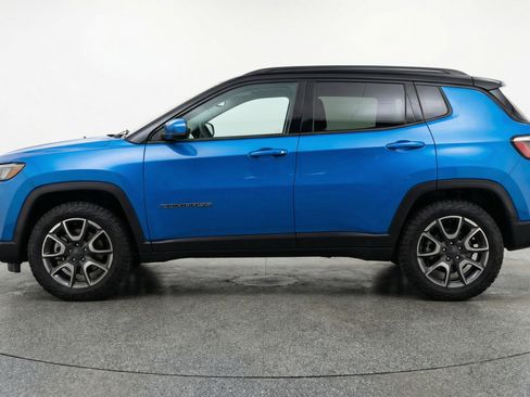 Used 2025 Jeep Compass Trailhawk AWD/4WD image 5