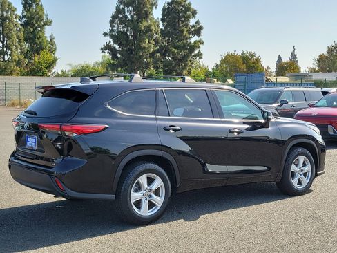 Used 2021 Toyota Highlander LE FWD image 2