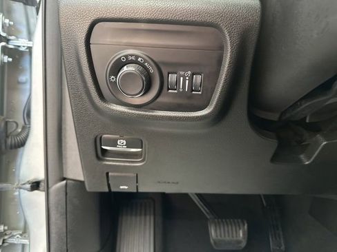 Used 2023 Jeep Grand Cherokee L Laredo image 28