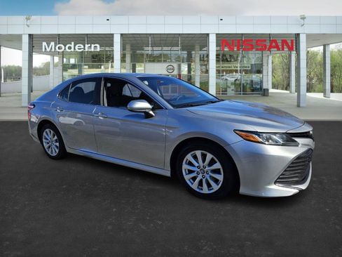 Used 2018 Toyota Camry LE image 2