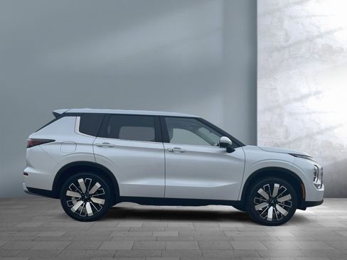 Used 2025 Mitsubishi Outlander SE image 7