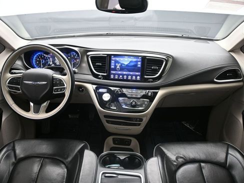 Used 2018 Chrysler Pacifica Limited w/ Advanced Safetytec Group FWD image 12