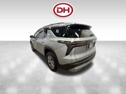 Used 2025 Chevrolet Traverse LT image 9