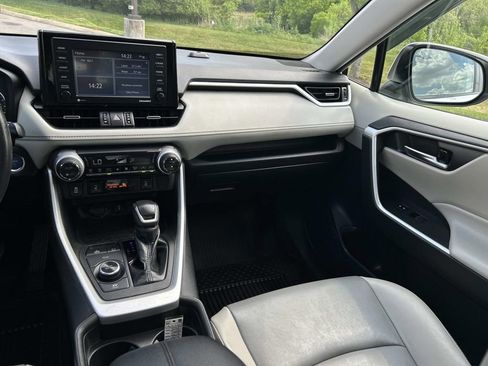 Used 2021 Toyota RAV4 XLE Premium image 19