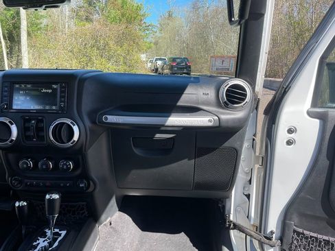 Used 2016 Jeep Wrangler Unlimited Sahara w/ Connectivity Group AWD/4WD image 28