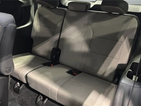 Used 2025 Chevrolet Traverse LT image 40