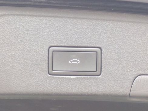 Used 2021 Volkswagen Atlas Cross Sport SE image 16