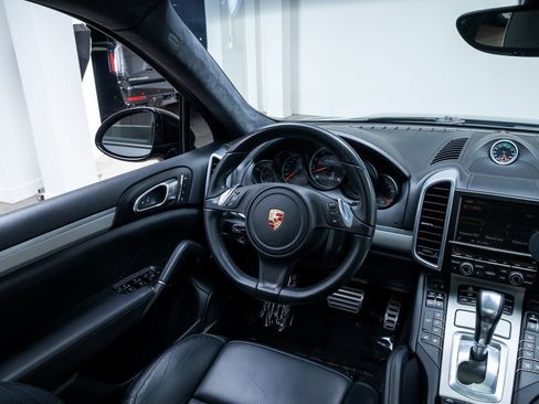 Used 2014 Porsche Cayenne Turbo w/ Comfort Plus Package (PU4) AWD/4WD image 9