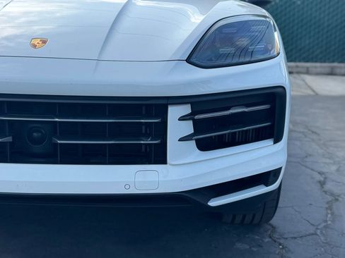 Used 2024 Porsche Cayenne w/ Premium Package AWD/4WD image 5