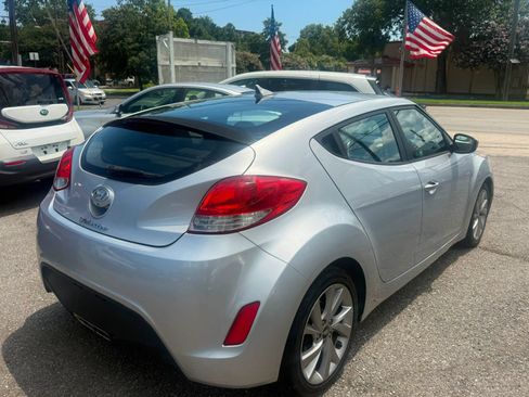 Used 2016 Hyundai Veloster FWD image 6