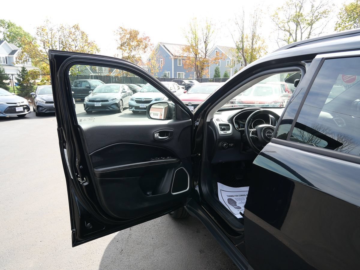 Used 2018 Jeep Compass Latitude w/ Cold Weather Group AWD/4WD image 15