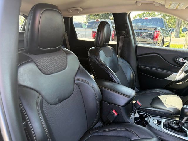 Used 2018 Jeep Cherokee Latitude Plus w/ Cold Weather Group AWD/4WD image 35