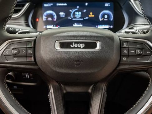Used 2024 Jeep Grand Cherokee Laredo AWD/4WD image 12