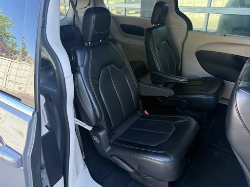 Used 2023 Chrysler Pacifica Touring-L FWD image 39