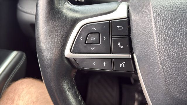 Used 2022 Toyota Highlander XLE AWD/4WD image 16